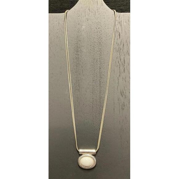 Jewelry - Worthington metal necklace w/white jewel costume jewelry